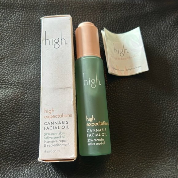 High Beauty High Expectations Facial Oil- NEW in Box - Picture 3 of 6